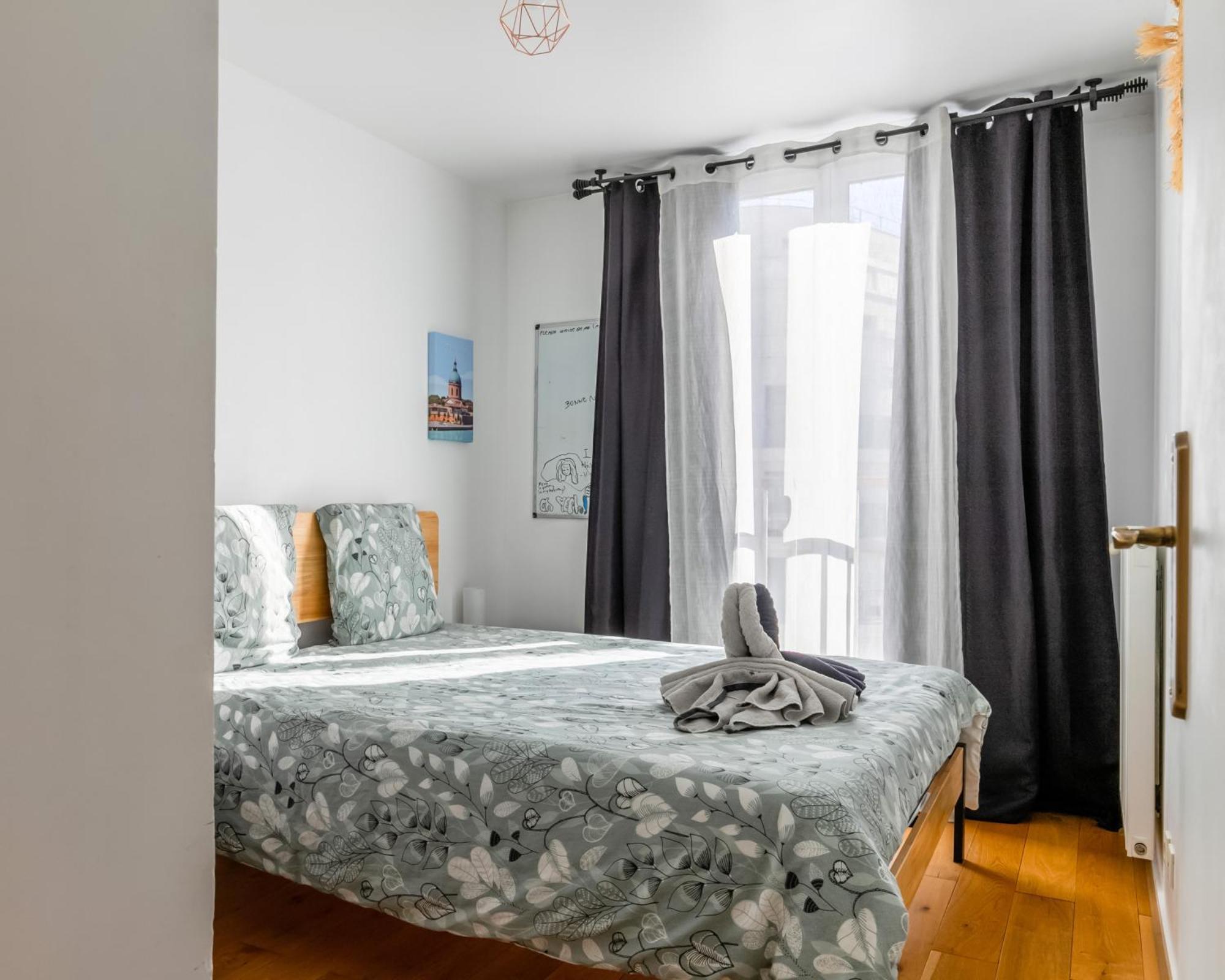 Transports, Parking, A/C & Equipped For Long Stays Saint-Ouen  Exterior photo